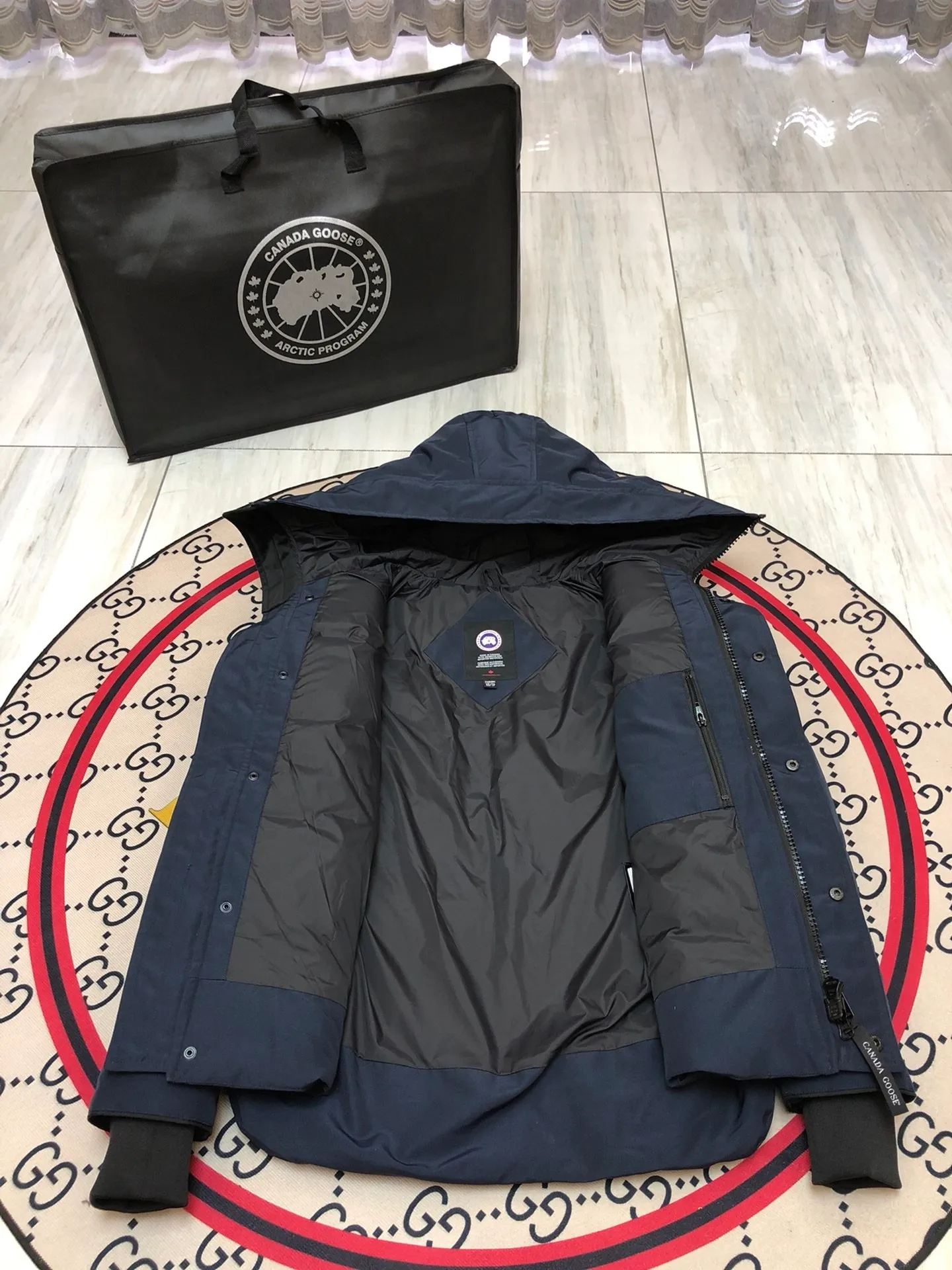 P660 counter quality 🇨🇦canada goose""🇨🇦millan parka 17 styles for men and women, short style without fur collar, chosen by Arctic and Antarctic expedition teams as winter wear, the Rolls Royce of down jackets. ➖ Industry-leading anti-counterfeiting chip sensing. ➖ Imported Behringer embroidery machines and customized embroidery labels, the highest level and industry leading. ➖ Imported Korean 21-count polyester-cotton blended original fabric, tc85 waterproof coating fabric, water-repellent, windproof and wear-resistant. ➖ The new national standard 80 white duck down is filled with an average of 520 grams of down. The amount of down filled is industry-leading. ➖ 100% nylon lon lining with double double-layer sealing design to prevent velvet running, seamless thread design on cuffs! ➖ Western Canadian Green Wolf Collar. ➖ Yoshida ykk provides original custom-made electroplated sliders. The ykk two-way lockable zipper is tight and smooth and does not peel off paint. ➖ 3m composite Velcro is durable, and all accessories and hardware are custom-made. Note: Our copywriting is only simple and clear. Instead of bragging about the copywriting, it is better to compare and understand with samples. Only for the purest, most focused, most professional, highest quality, and highest sex!